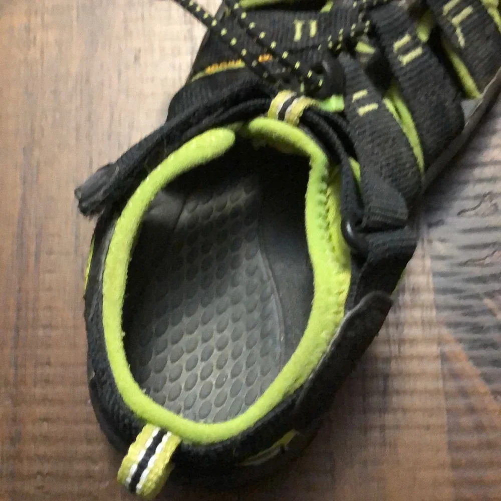 Kids’ size 4 EUC Keens.